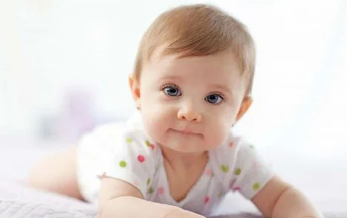 Tummy time: por que é importante colocar o bebê de barriga para baixo?